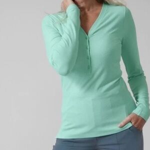 NWOT Athleta Uptempo Mint Green Long Sleeved Ribbed V- Neck Henley Top- Size S